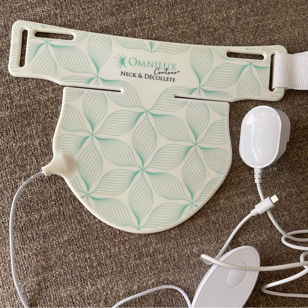 Omnilux Led neck and décolleté mask.